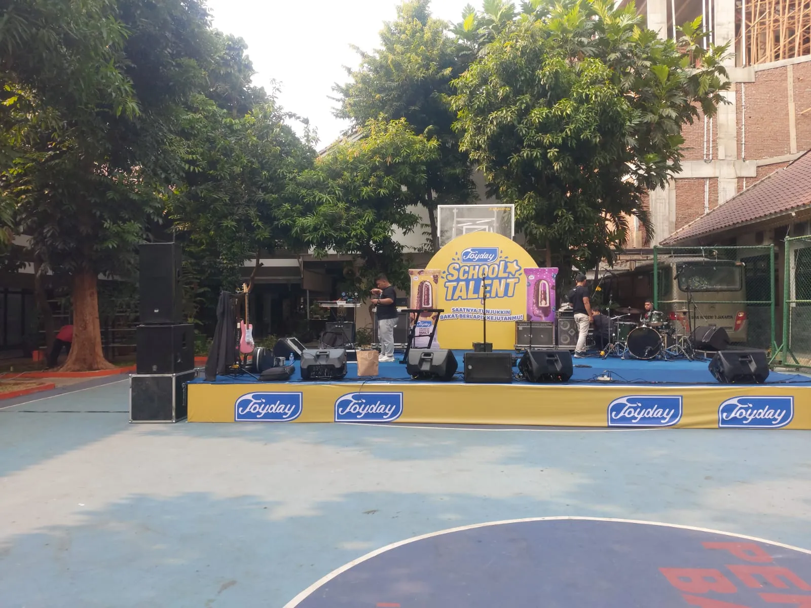 Booth branding perusahaan dengan identitas visual corporate yang rapi