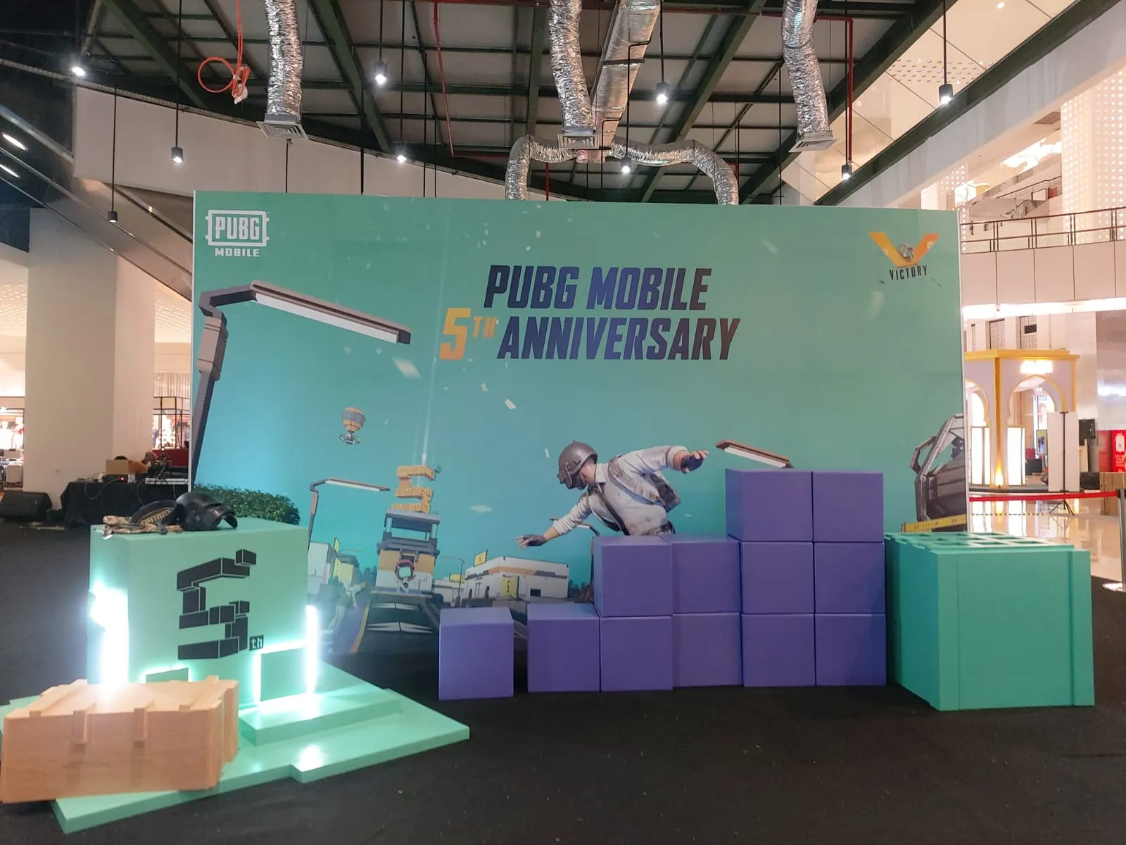 Desain booth perusahaan modern untuk event corporate